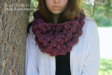 Load image into Gallery viewer, chunky crochet cowl pattern
